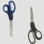 دارای ترکیب رنگ کلاسیک آبی یا مشکی با همنشینی خنثی از رنگ طوسی دارای تیغه های تیز و بادوام از جنس استیل ضد زنگ با طراحی " Y edge " دارای دسته ارگونومیک و گریپ نرم برای استفاده آسان قابل استفاده برای بریدن انواع کاغذ، مقوا، پارچه و... مناسب برای مصارف اداری، دانش آموزی و هنری